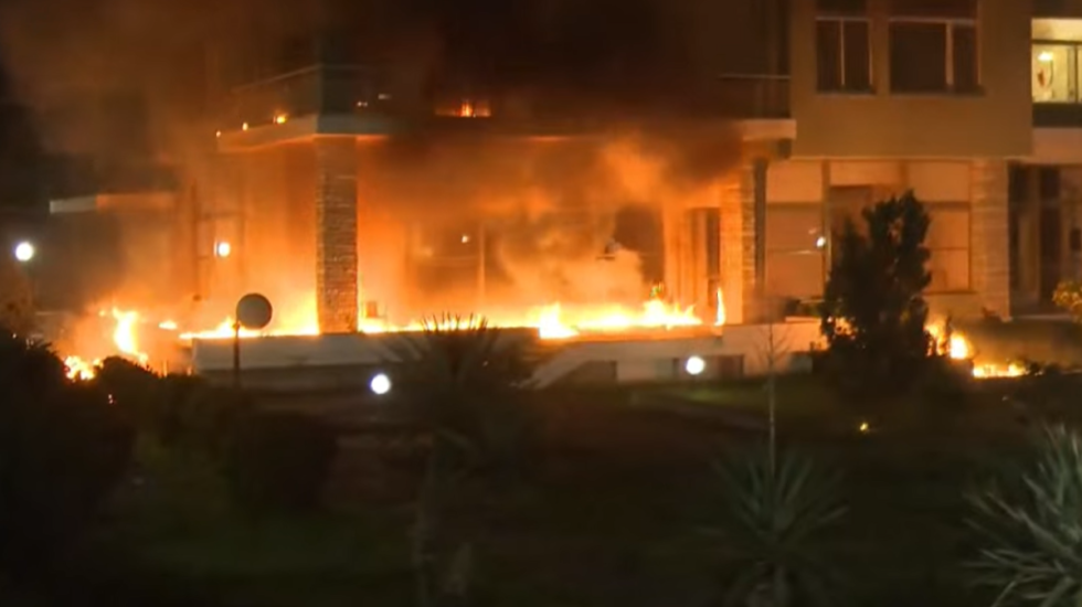 “Bombardohet” me molotov vila e ish-diktatorit Enver Hoxha