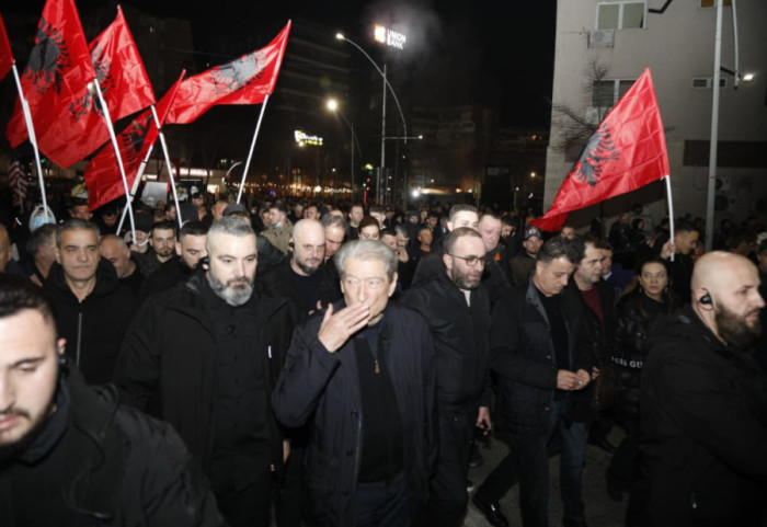 Marshim opozitar në Tiranë, protestuesit në Drejtorinë e Policisë, rrugëve hidhet molotov