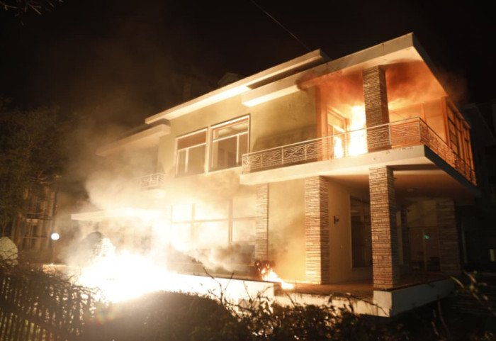 Mbi 3 orë marshim-protestë, 'bombardohet' vila e Enver Hoxhës, policia "dush" Berishës