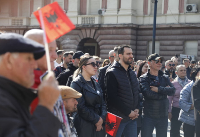 Tirana, nga njëra protestë te tjetra, Lapaj në shesh: Rrugët miliona euro po shemben para syve tanë