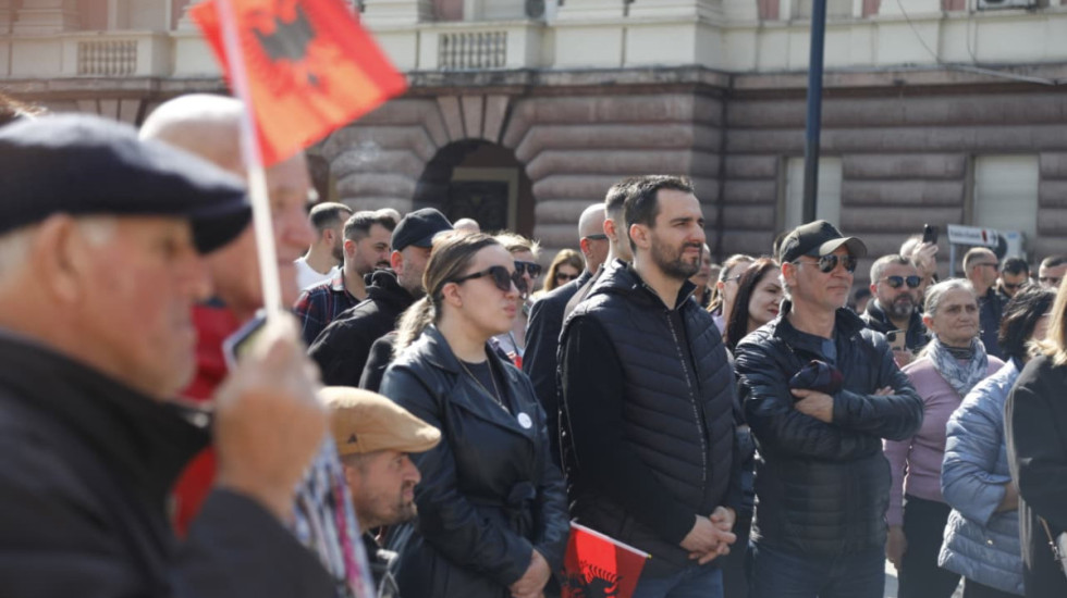 Tirana, nga njëra protestë te tjetra, Lapaj në shesh: Rrugët miliona euro po shemben para syve tanë