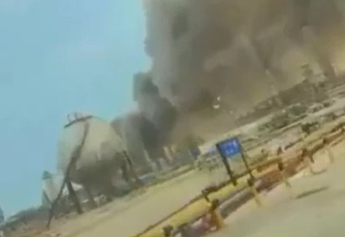 Kapen dy dronë afër rafinerisë së naftës, Arabia Saudite: Zjarri në kontroll