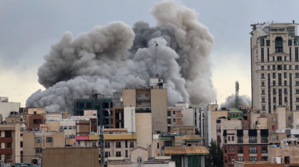 Trump tregon sa do zgjasë lufta me Iranin: Vala e madhe ende nuk ka arritur, po i godasim fort