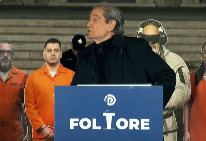 Berisha në Foltoren para Kryeministrisë: Shpresa e vetme jemi ne, qeveria nën hijen e Ballukut