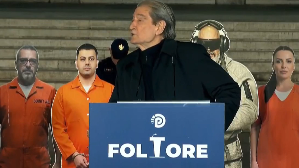 Berisha në Foltoren para Kryeministrisë: Shpresa e vetme jemi ne, qeveria nën hijen e Ballukut