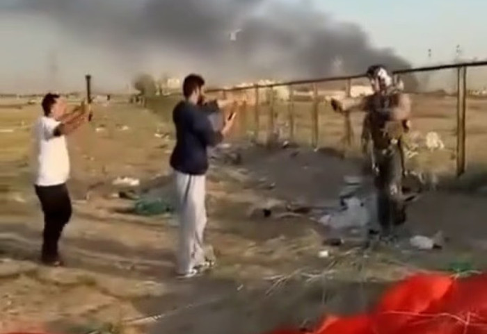 "Bëj prapa, jam amerikan!", tenton të godasë ushtarin që i duket iranian