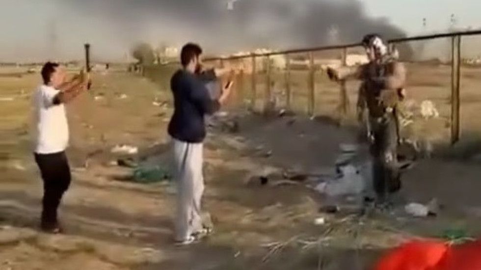 "Bëj prapa, jam amerikan!", tenton të godasë ushtarin që i duket iranian