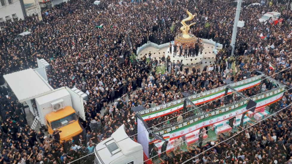 Mijëra njerëz në shesh në Iran, mbahet funerali i fëmijëve të vrarë në shkollë