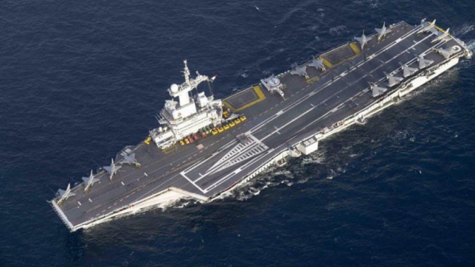 NATO përforcon kufijtë, aeroplanmbajtësja franceze drejt Mesdheut