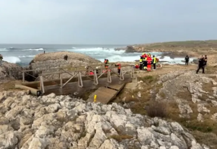 Shembet ura e drurit në Spanjë, turistët bien në shkëmbinj, 5 viktima