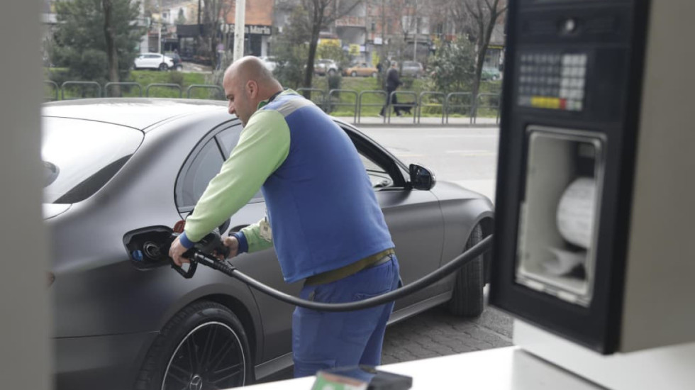 Nga 220 në 175 lekë/litër, PD i propozon Kuvendit plan për uljen e çmimit të naftës