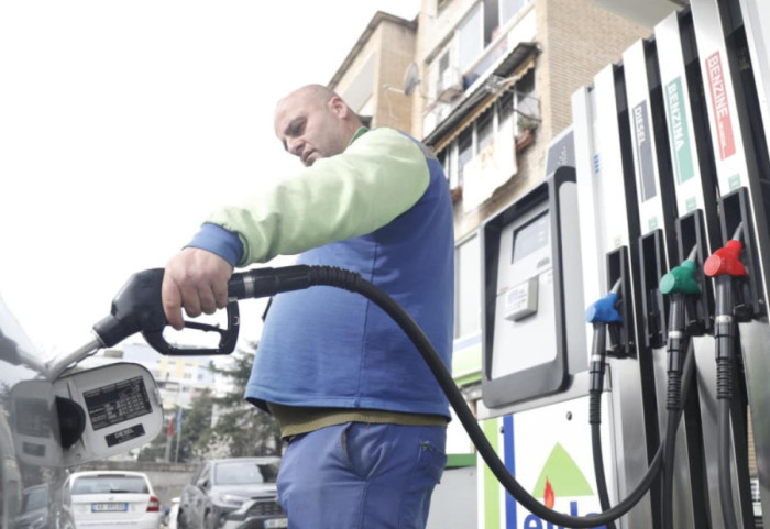 Çmimi i naftës rrit biletën e transportit publik? Karakaçi: Subvencione operatorëve, taksa e qarkullimit nuk hiqet