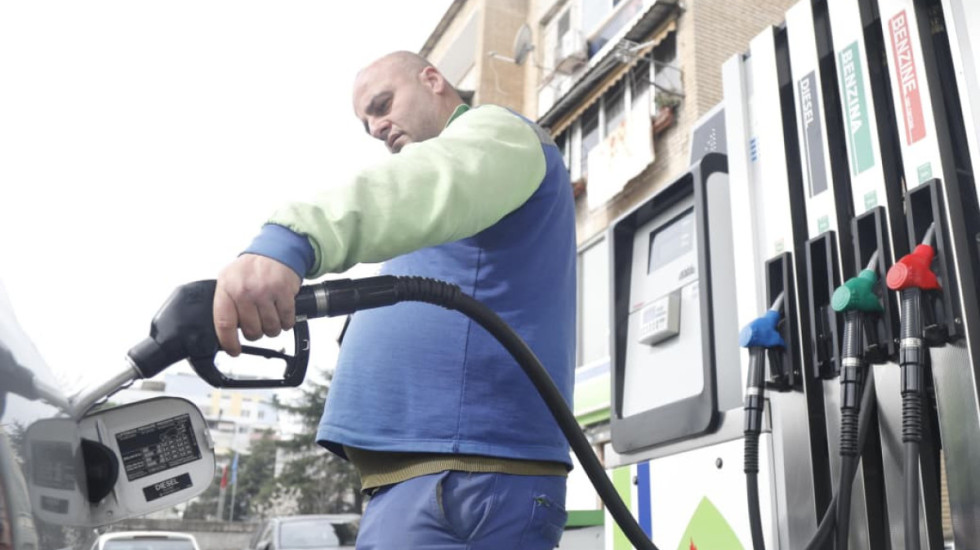 Çmimi i naftës rrit biletën e transportit publik? Karakaçi: Subvencione operatorëve, taksa e qarkullimit nuk hiqet