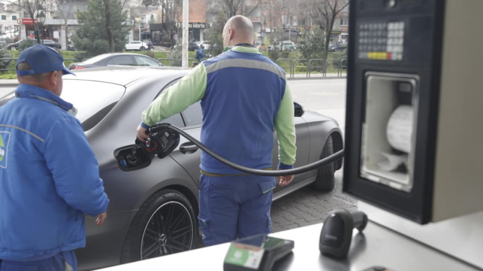 Hera e dytë brenda 24 orëve: Bordi i Transparencës ul çmimin e karburanteve, nafta e benzina shiten më lirë