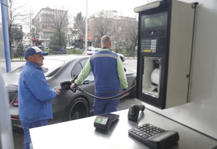 Lajm i mirë për shqiptarët, ulet më tej nafta dhe benzina