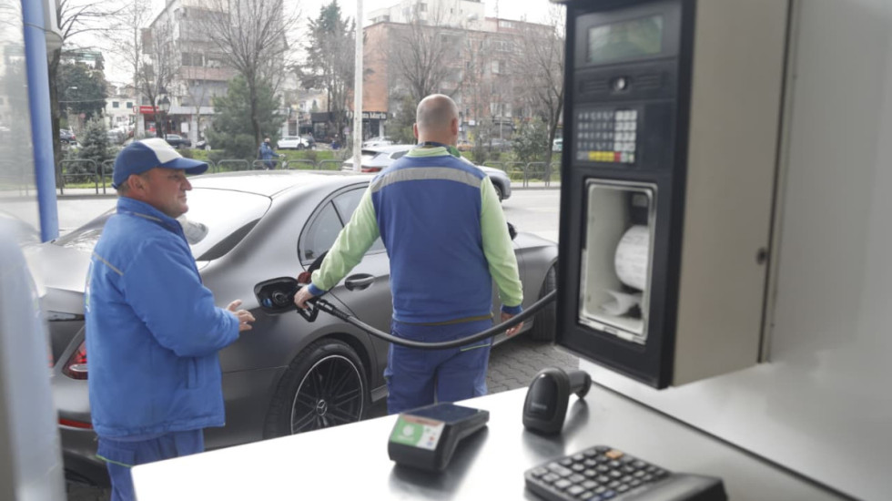 Lajm i mirë për shqiptarët, ulet më tej nafta dhe benzina