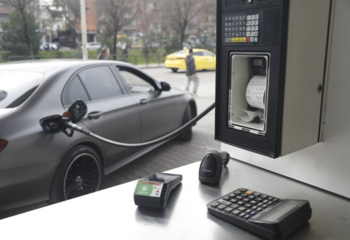 “Nafta arrin në 224 lekë/liter”: Ulja e akcizës me 20% nuk shërben, rriten çmimet e karburanteve në Shqipëri