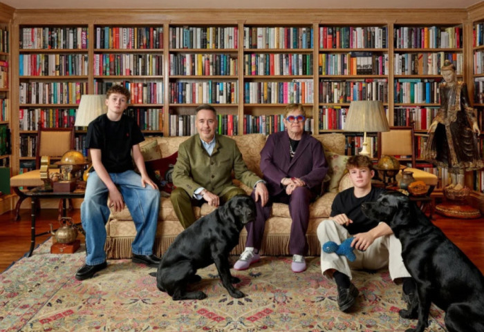 Foto familjare e Elton John vendoset në Galerinë Kombëtare të Portreteve