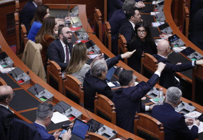 Fyerje dhe tentativë për të goditur Ballën, Bardhi dhe Balliu përjashtohen 10 ditë nga Kuvendi