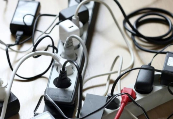 U pengua në kabllot e zyrës, punonjësja e gjykatës i merr shtetit 20,000 euro kompensim