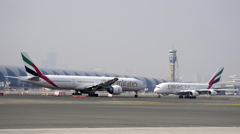 Avionë pasagjerësh mes raketash, aeroporti i Dubait po funksionon mes frikës