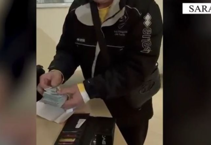 Gjen çantën me 17 mijë euro të ukrainases, i dorëzon në policinë e Sarandës!