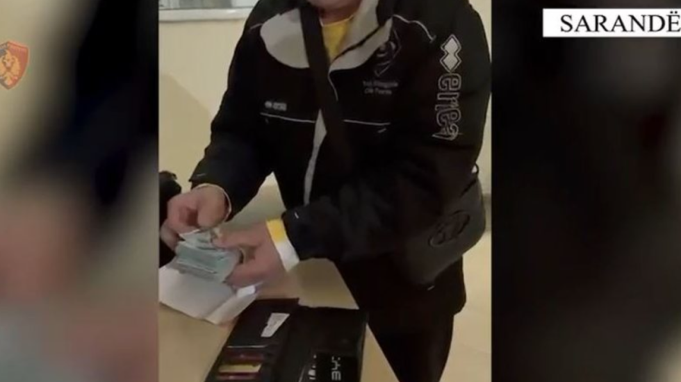 Gjen çantën me 17 mijë euro të ukrainases, i dorëzon në policinë e Sarandës!