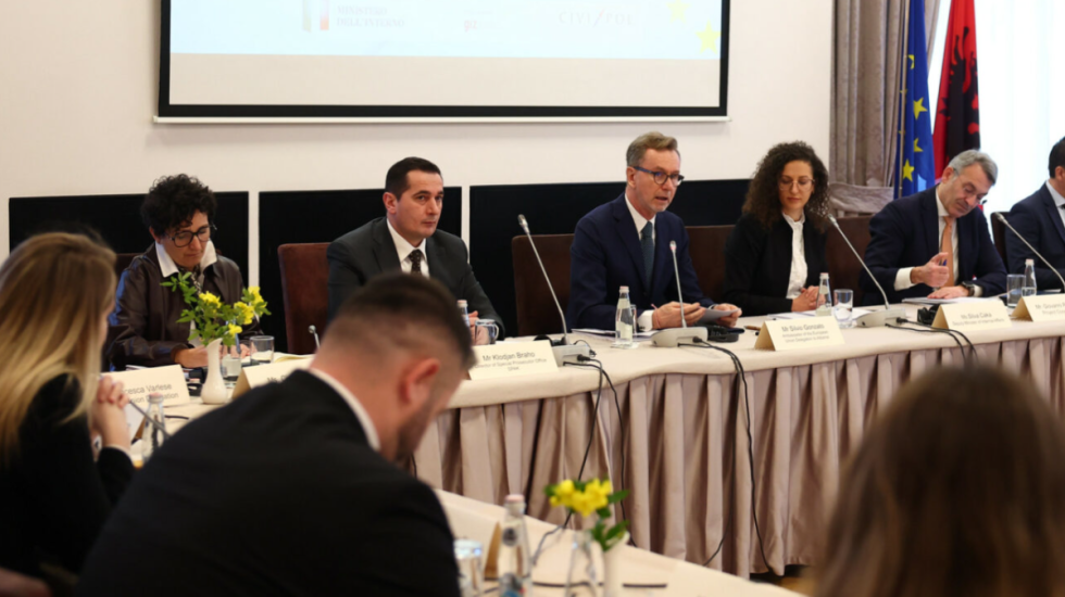 Gonzato në krah të kreut të SPAK në Tiranë: Çrrënjosni krimin e organizuar duke goditur financat e tyre