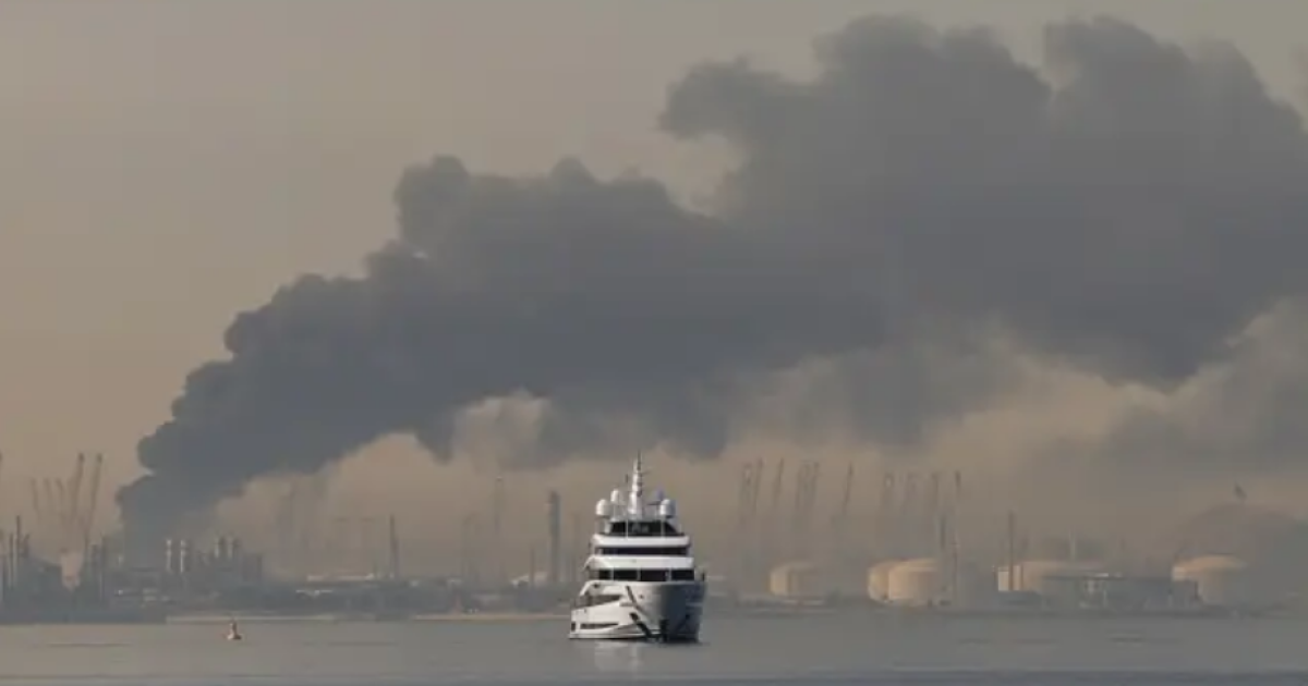 Sulmohen me raketa Emiratet e Bashkuara Arabe  digjet porti i naftës