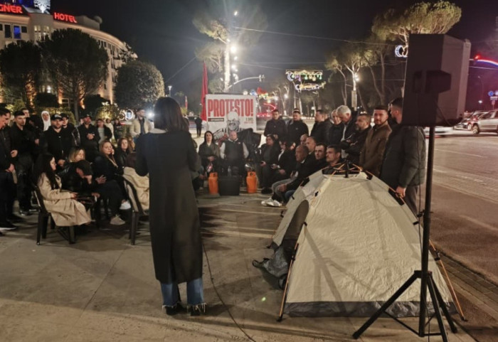 “Drejtues të lidhur me krimin, i sjellin policët si hiena”, Lapaj akuzon pas heqjes së çadrës para Kryeministrisë