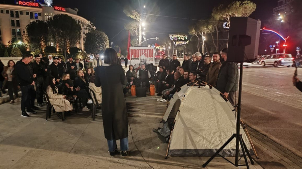 “Drejtues të lidhur me krimin, i sjellin policët si hiena”, Lapaj akuzon pas heqjes së çadrës para Kryeministrisë