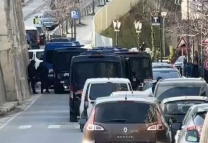 Forcat RENEA “rrethojnë” Vlorën, goditet grupi kriminal i Hajrullës