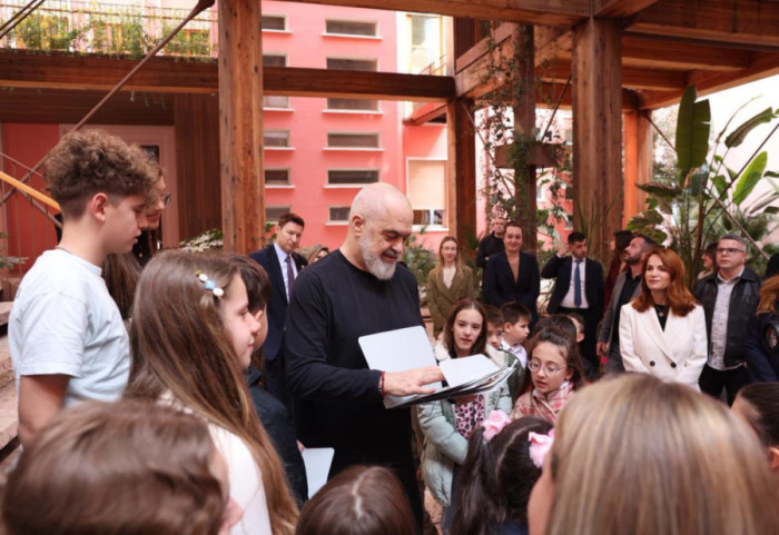 Kryeministri Rama uron “Ditën e Mësuesit” mes nxënësve të Manastirit