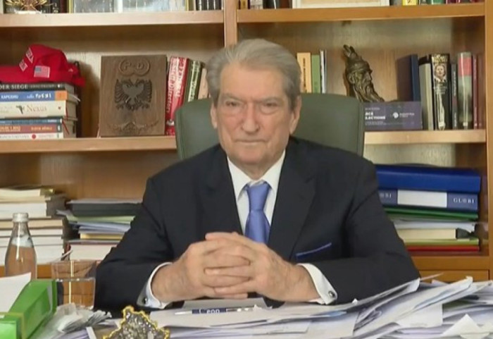 “Ballukun e larguan si heroinë”, Berisha paralajmëron: Do të ketë largime të tjera