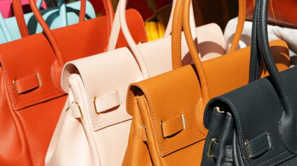 “Tradhti” në Napoli, vajza gjen online çantat e vjedhura, zbulon se ia kishte shitur i dashuri