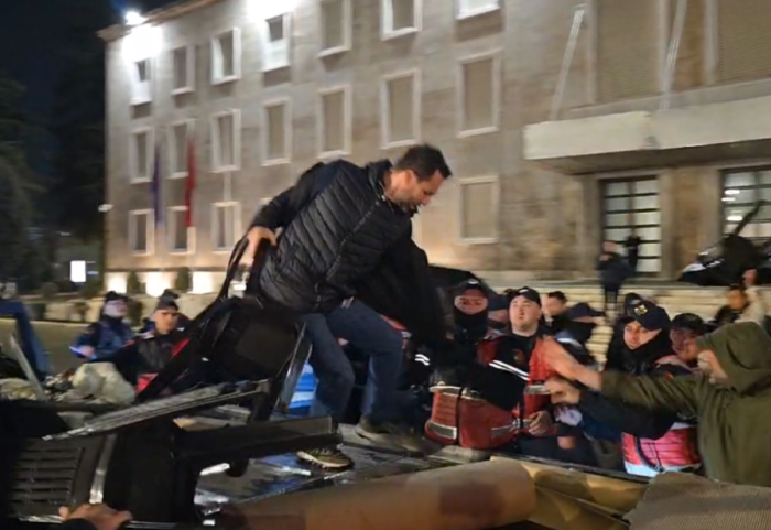 Lapaj hipën mbi karotrec, përplasje mes aktivistëve të “Shqipëria Bëhet” dhe policisë para Kryeministrisë