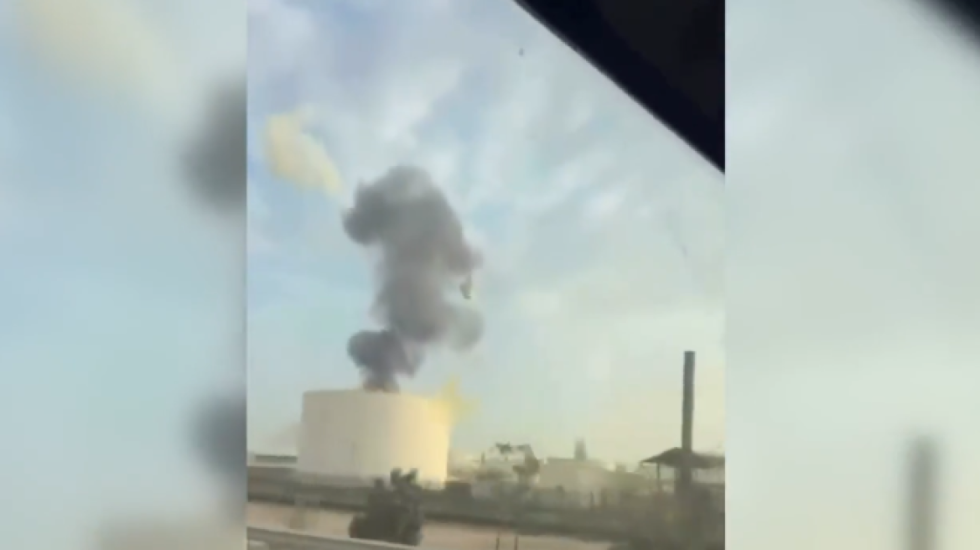 Lufta në Lindjen e Mesme, Irani bombardon rafinerinë në Bahrein, Izraeli godet bazat e lëshimit të raketave