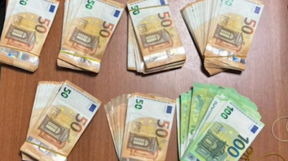 67-vjeçarit në Berat i sekuestrohen mijëra euro, paund e franga
