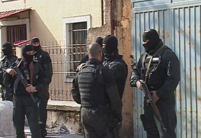 Incident në Shkodër, pasagjeri i një mjeti qëllon me armë teksa ndiqej nga policia