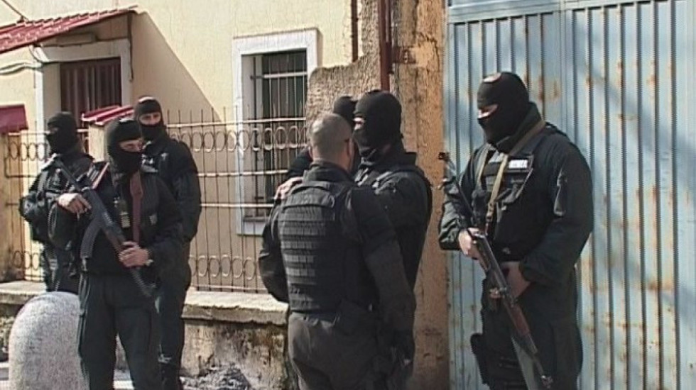 Incident në Shkodër, pasagjeri i një mjeti qëllon me armë teksa ndiqej nga policia