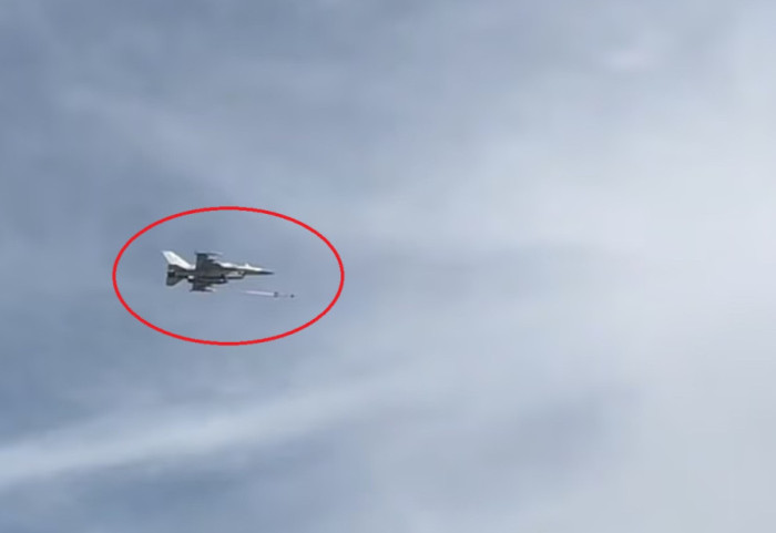 VIDEO/ Parajsa në tokë e ferri në ajër, momenti kur F-16 sulmon dronin Shahed në Dubai