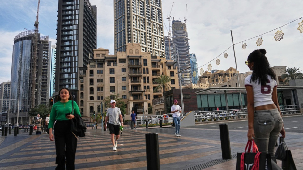 Vendi që ia pa hajrin luftës, turistët që braktisën Dubain po dynden në këtë ishull