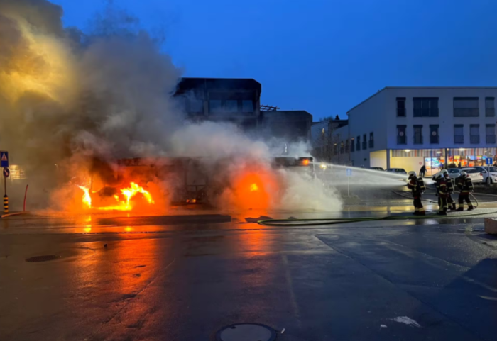 Tragjedi në Zvicër, një burrë i vë flakën autobusit, 6 të vdekur dhe 5 të plagosur