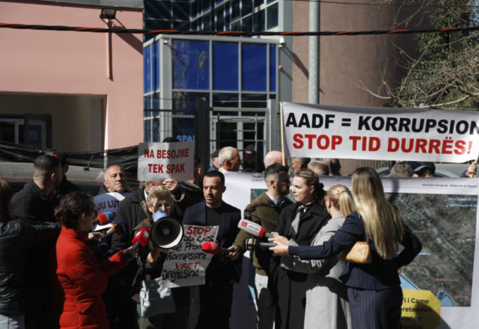 Tensione para SPAK, banorët e Rrjollit godasin me vezë godinën në shenjë proteste për tokat