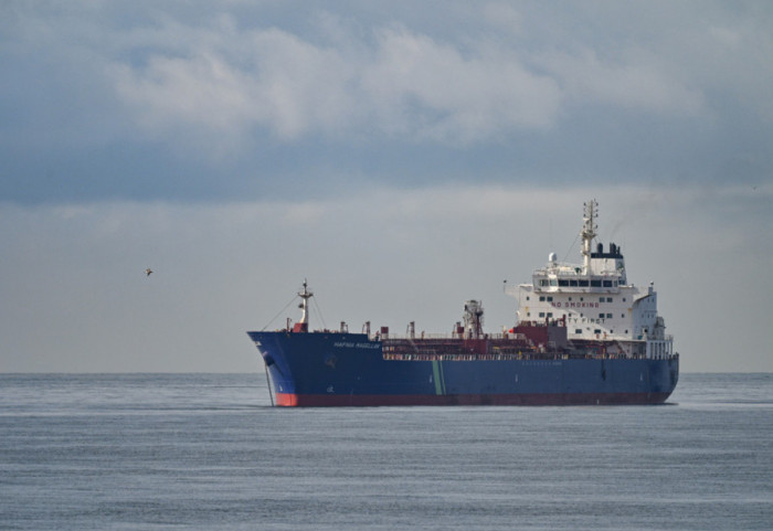 Nafta ruse kthehet në treg, SHBA lehtëson sanksionet ndaj Moskës, alarmohen Zelenski dhe BE