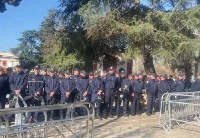 LIVE/ 1,500 efektivë “blindojnë” Kuvendin, Berisha para Parlamentit: Rama, kryeministri më i poshtëruar