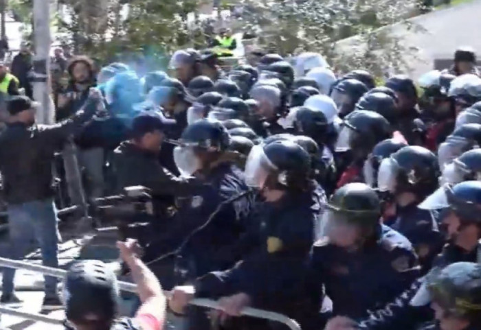 Menjëherë pas votimit për Ballukun, protestuesit hodhën spraj kundër policisë