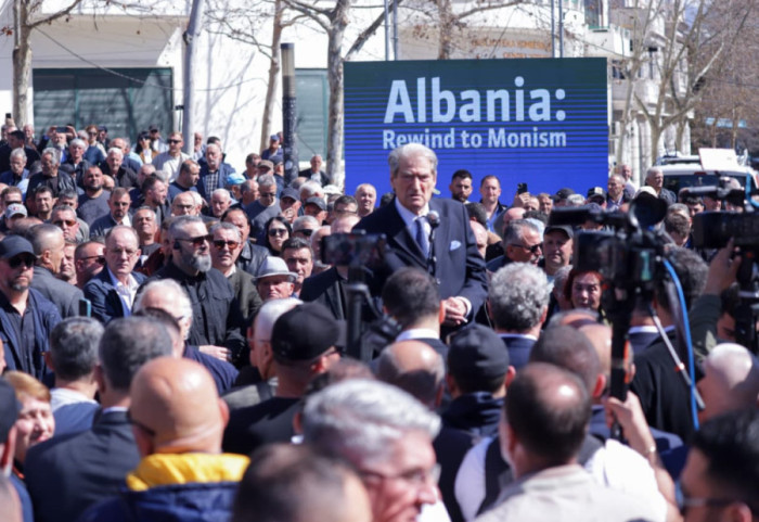 Berisha njofton protestën e radhës: Të gjithë në Tiranë më 22 mars