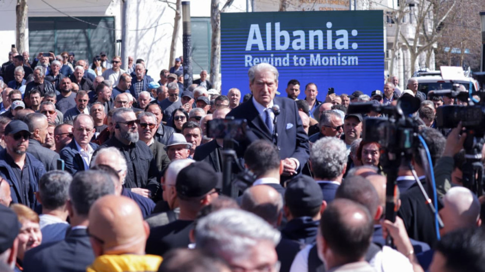 Berisha njofton protestën e radhës: Të gjithë në Tiranë më 22 mars