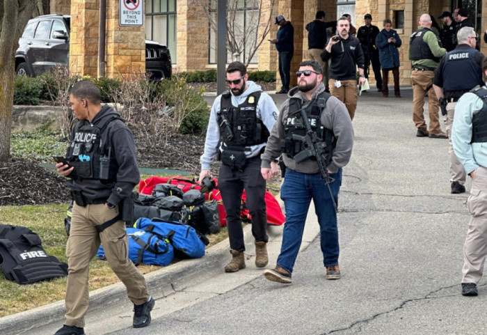 Incident i armatosur në një sinagogë në Detroit, autori përplas makinën me godinën, ekzekutohet